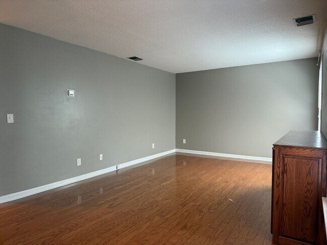 Photo - 2092 Woodlawn Dr SW