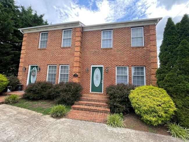Colonial Style Townhouse - Colonial Style Townhouse