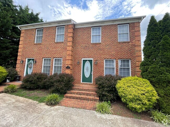 Building Photo - Colonial Style Townhouse