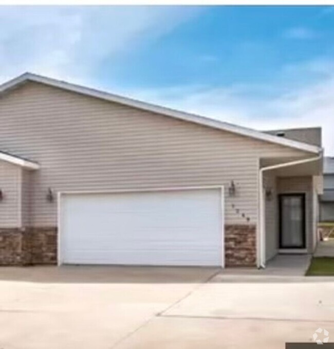 Building Photo - Lovely Townhouse in Great Location