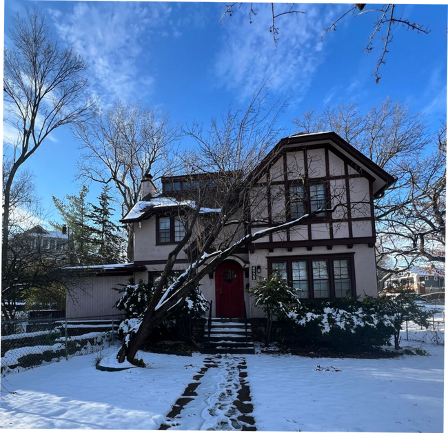 Building Photo - 3-Bedroom Home with Bonus Library/Office Near Local Attractions!