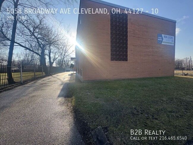 Building Photo - 5058 Broadway Ave Unit 10