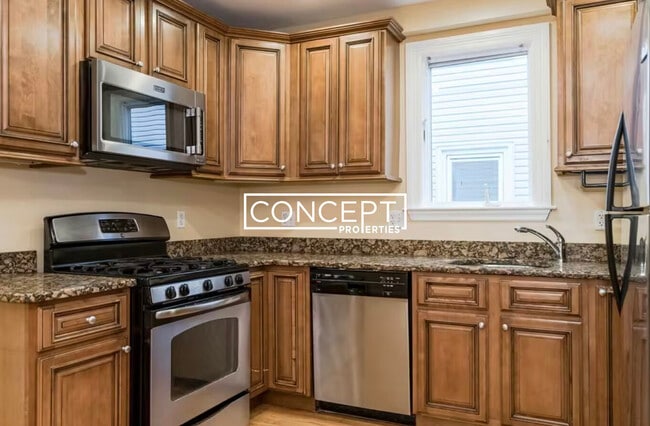 Building Photo - 166 Boylston St Unit 1B