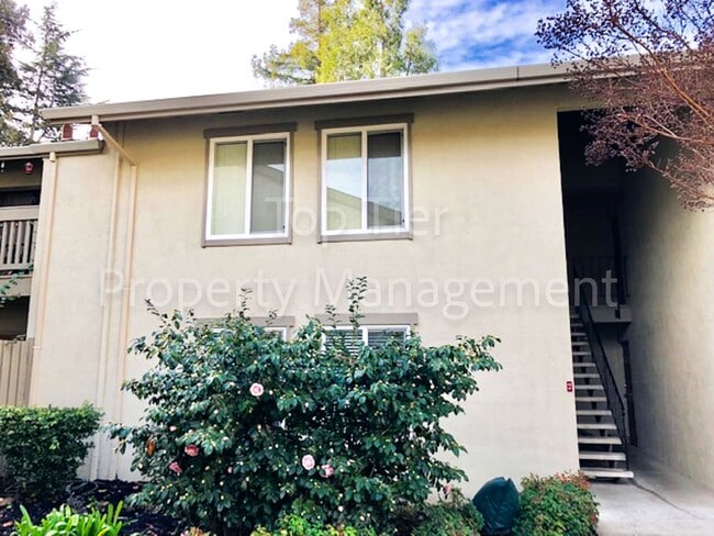 Building Photo - Meticulously renovated 2 Bd/1 Ba, 889 sf, ... Rental