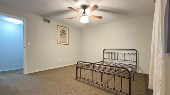 Building Photo - 6519 W Newberry Rd Unit 1003