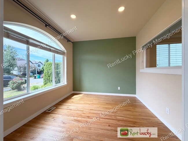 Photo - GREAT 5 Bedroom Home in Bothell with Smart Lights and Beautiful Family Room!