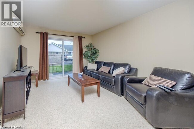 Photo - 653 Kincardine Ave