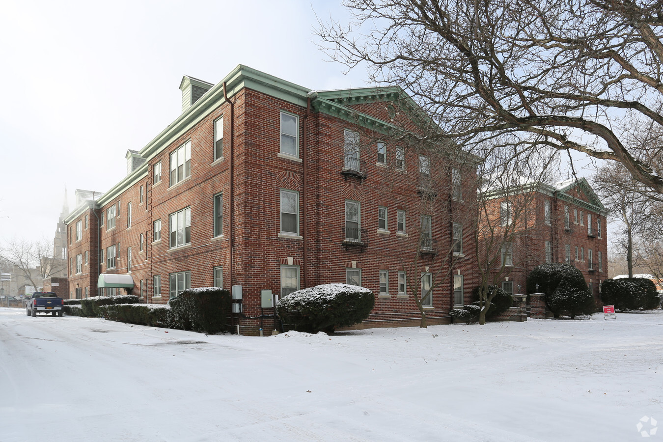 1011 University Ave - 1011 University Ave Apartments
