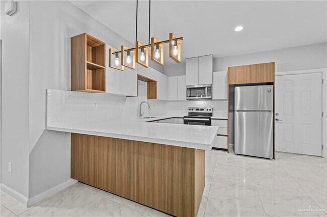 901 W 8th St Unit 3