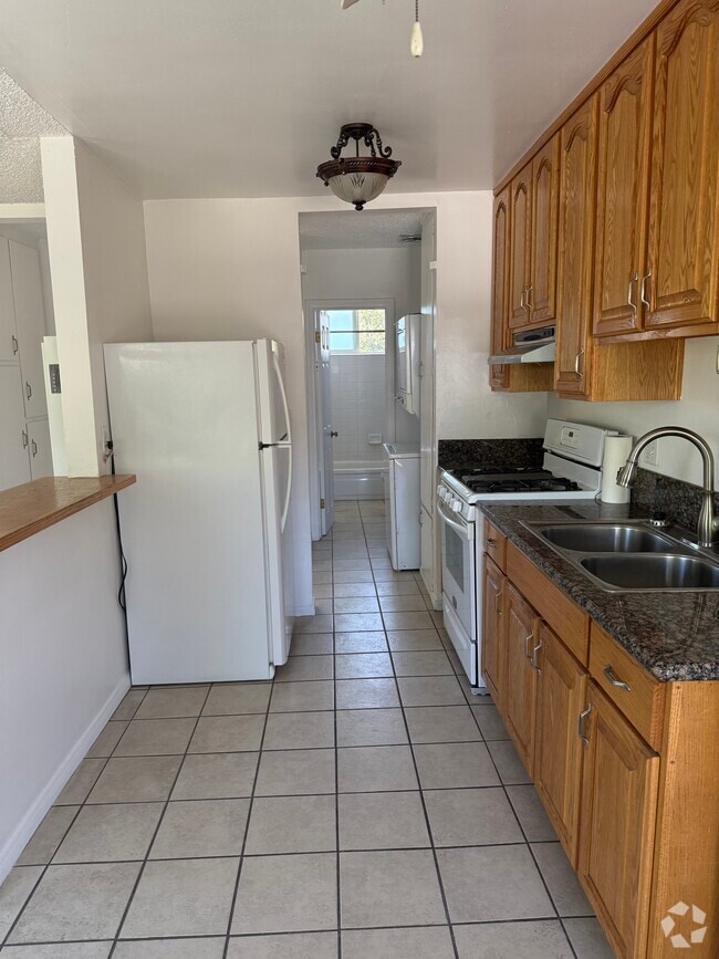 Building Photo - 2608 Manhattan Ave Unit B Rental