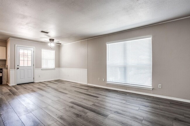 Photo - 2434-2434 Lakeview Cir