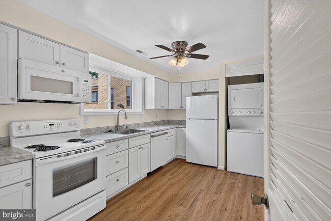 Photo - 2747 31st Pl NE