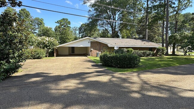 102 N Pinecrest Dr