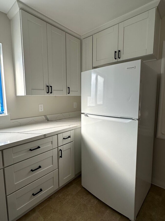 NEW kitchen & bathroom! Don't miss this ch... House House Rental in