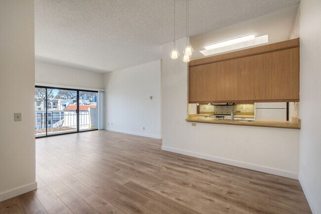 Photo - La Jolla Pines- Top Level 2 Bed/2 Ba Available Now!!