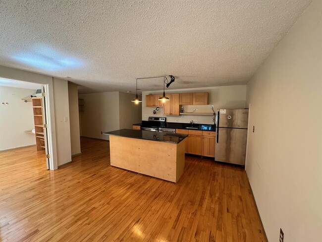 Building Photo - 94 Beacon St Unit 35