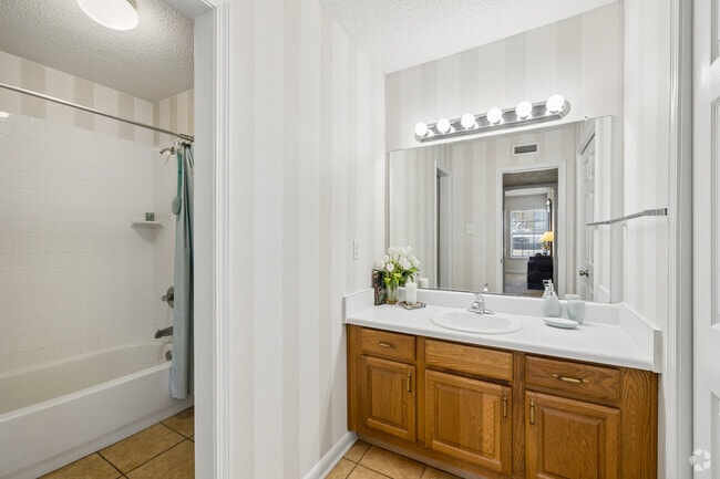 2BR, 1BA - 972SF - Primary Bathroom
