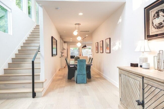 Photo - 916 E 50th St