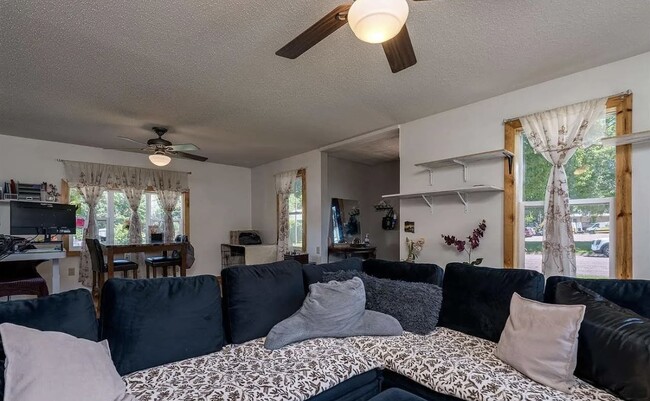 Photo - 415 8th St N