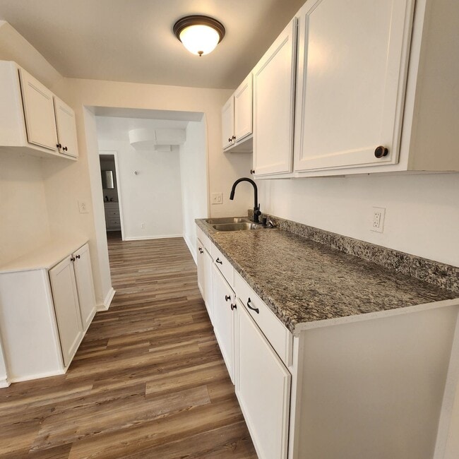 Building Photo - 170 W 2nd St Rental
