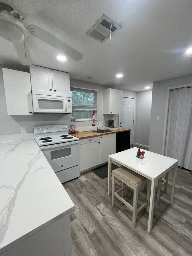 Photo - 208 E Magnolia St Unit Suite A