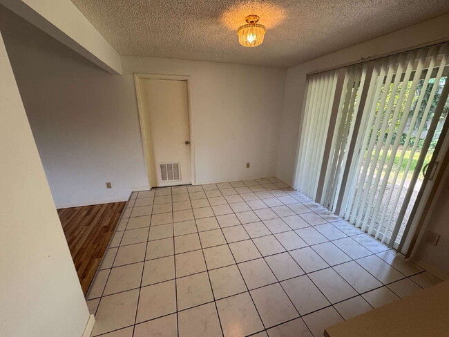 Photo - Large 4 Bedroom / 3 Bathroom, Split-level ...