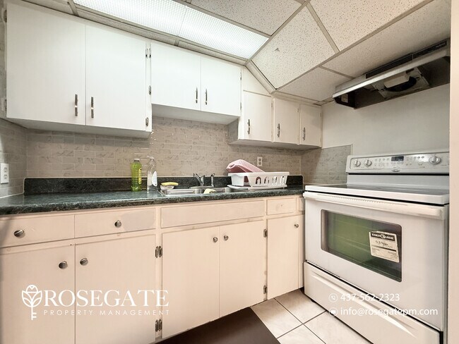 Building Photo - 1-Bedroom Basement Apartment with Internet & Parking – Scarborough Unit 2