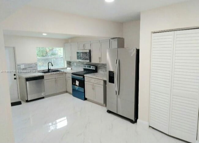 Photo - 900 NE 154th St