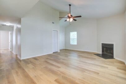 Building Photo - 2 Bedroom/ 2 Bath Condo Unit E