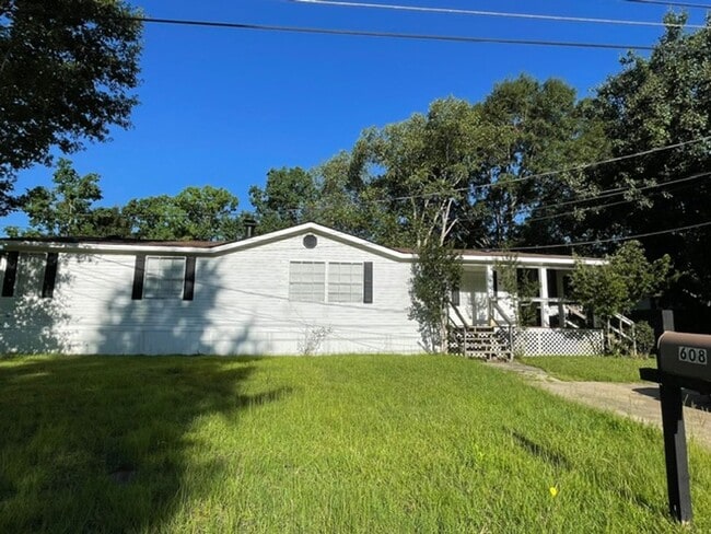 Building Photo - Three bedroom/2 Bath close to downtown Pra... Rental