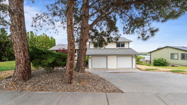 Photo - Spacious 4-Level Home with Panoramic Views for Lease – Hills West, South Richland – $2,800/mo