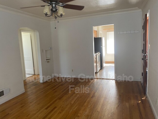 Building Photo - 275 E 15th St Rental