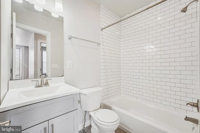 Building Photo - 4300 Chestnut St Unit 1 BED