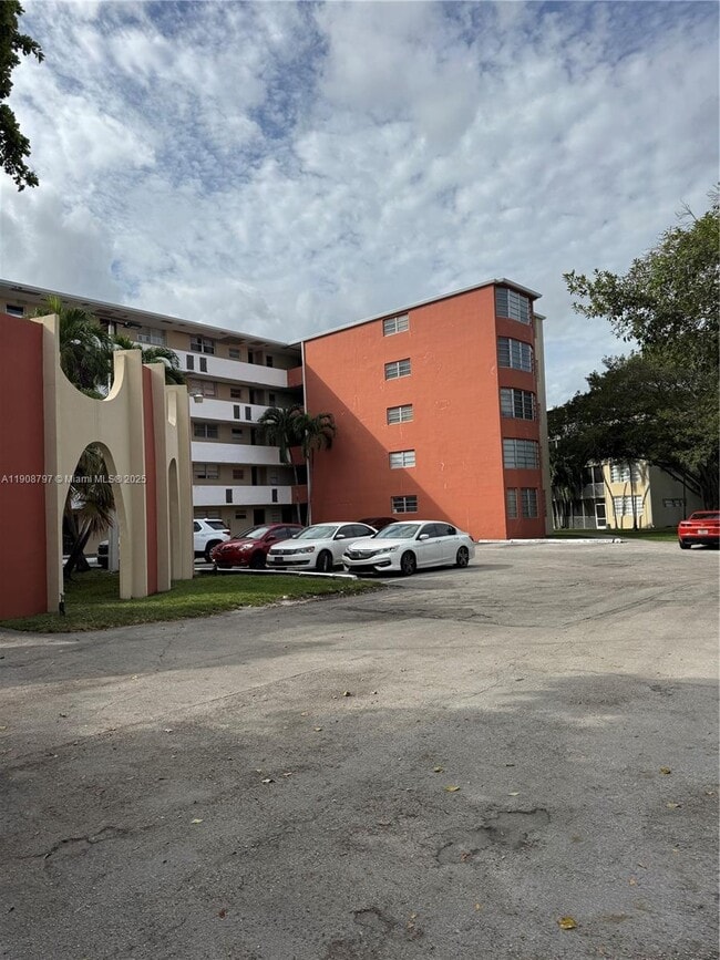 Building Photo - 1700 NE 191st St Unit 511