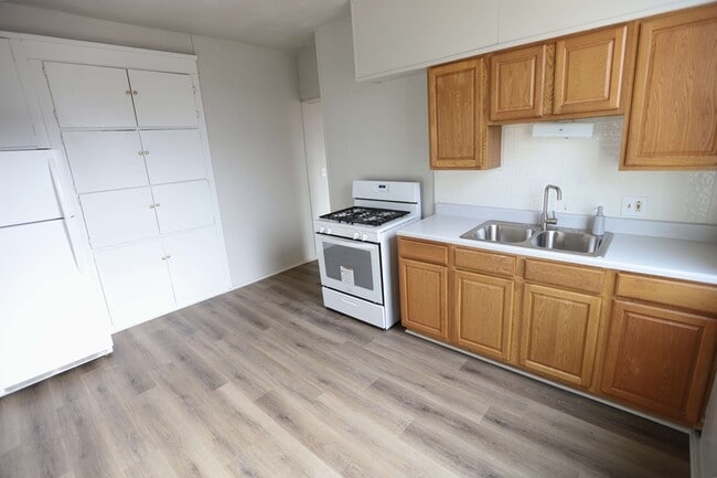 Photo - 437 Eastern Ave SE