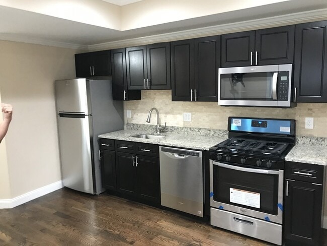 Building Photo - 92 Bragdon St Rental