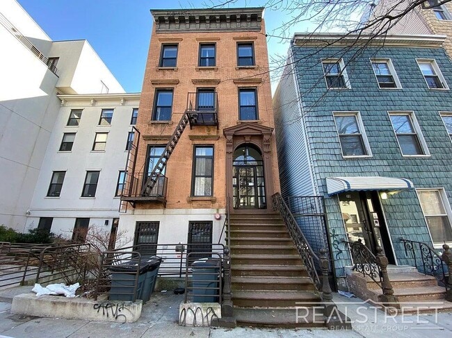 Building Photo - Modern Ground-Floor 1 Bedroom with Gym, Roof Deck & Courtyard in Prime Williamsburg