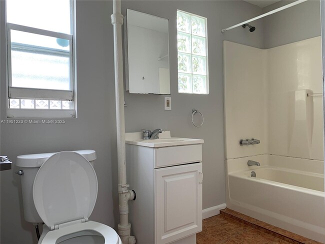 Photo - 178 NE 46th St