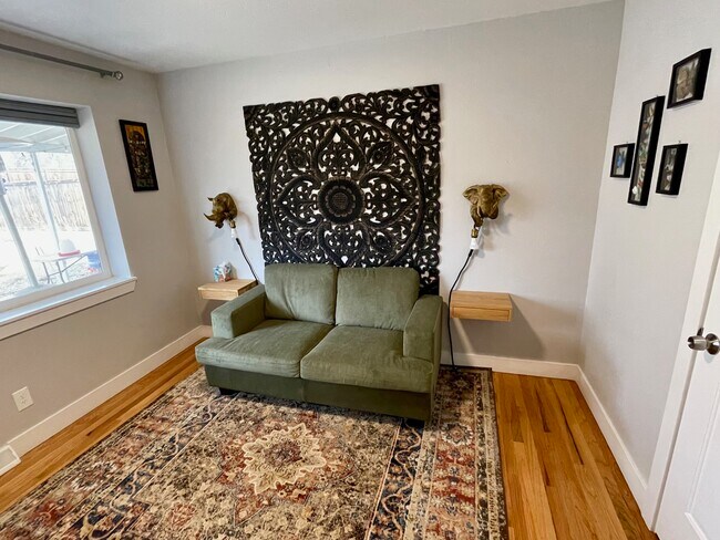 Private Living Room - 165 W Midway Blvd