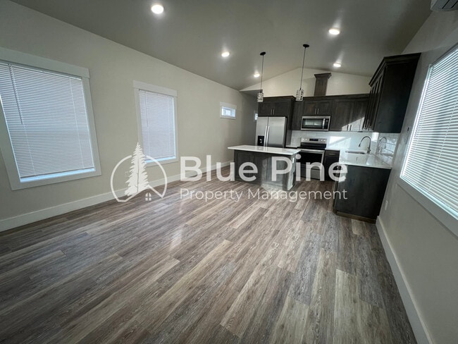 Photo - 323 Gladstone St