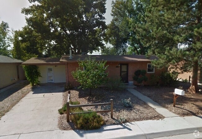 Building Photo - Perfect 2 Bedroom House