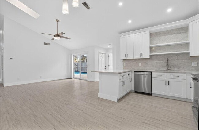 Photo - 5230 Woodruff Ln