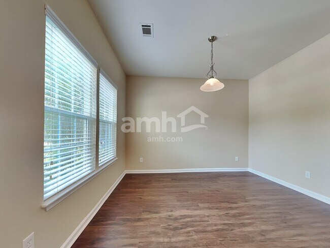 Photo - 136 Hamilton Ct