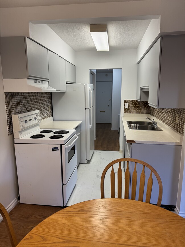 Kitchen - 5127 Irving St Unit 107