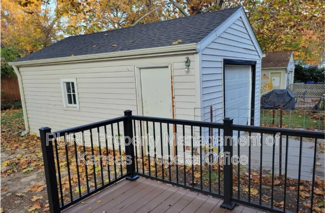 Photo - 310 SW Hillside Dr