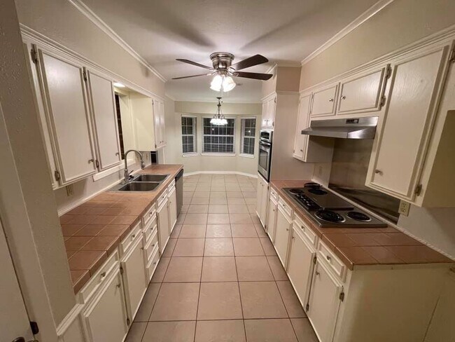 Photo - 1120 Lancashire Dr House