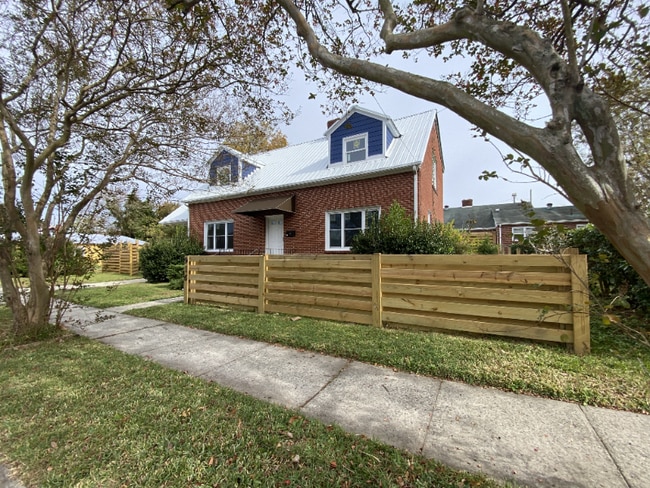 Building Photo - 916 Bern St