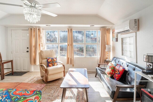 Photo - 716 E Losoya St