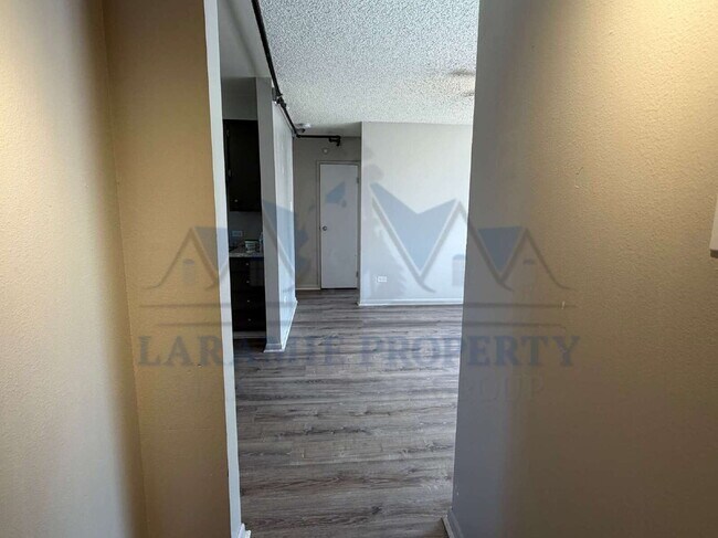 Photo - 2 Bed 1 Bath Apartment Unit 8