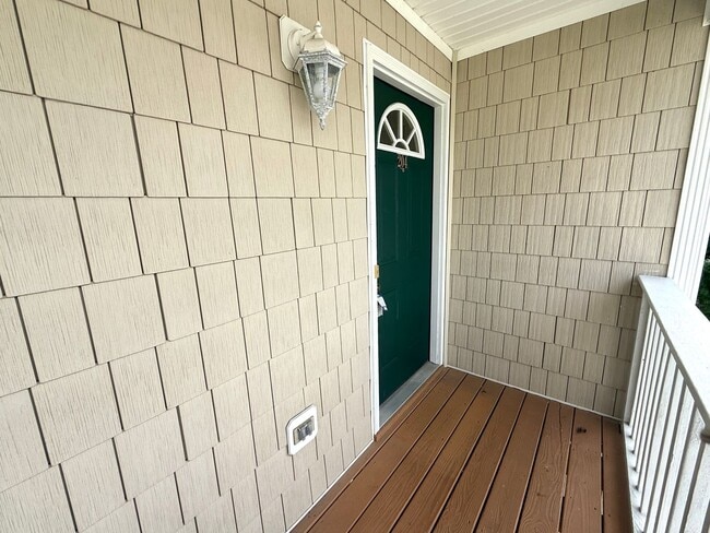 Photo - RENT SPECIAL! Updated Holten Place, top fl...